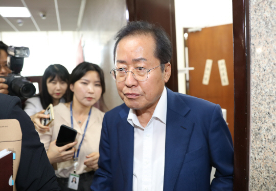 홍준표 대구시장이 지난 17일 오후 서울 여의도 국회에서 윤재옥 국민의힘 원내대표와 비공개 면담을 마치고 나오고 있다. 뉴시스