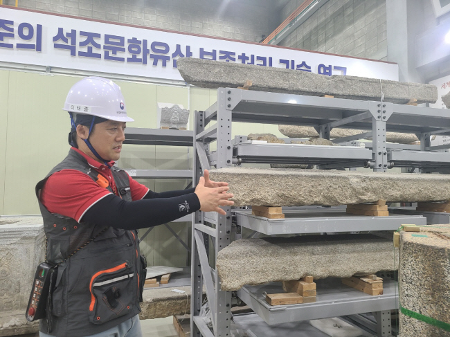 지광국사탑 보존처리 과정을 설명하고 있는 이태종 학예연구사.