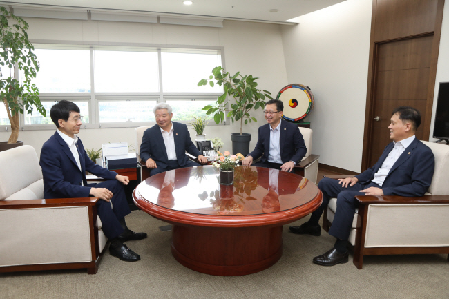 김홍일(왼쪽 두 번째) 국민권익위원장이 부위원장들과 함께 주간 주요 업무 일정을 논의하고 있다. 이들은 시간이 날 때마다 수시로 모여 업무 논의 시간을 갖고 각각의 진전 상황을 공유한다. 사진 왼쪽부터 박종민 부위원장, 김 위원장, 정승윤 부위원장, 김태규 부위원장. 권익위 제공