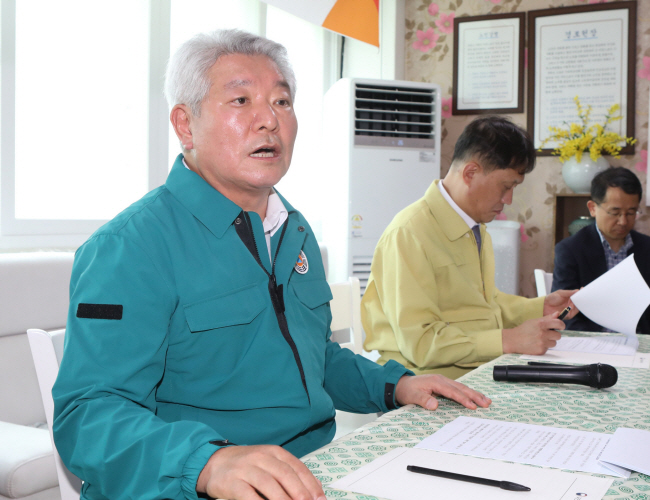 김홍일 국민권익위원장이 지난 28일 노후 아파트 증개축 등을 위한 비행장 고도제한 규제 완화를 요구하는 집단 민원이 제기된 경북 포항시 남구 석리아파트 현장을 방문해 주민들의 고충·건의를 청취하고 답을 하고 있다. 권익위 제공