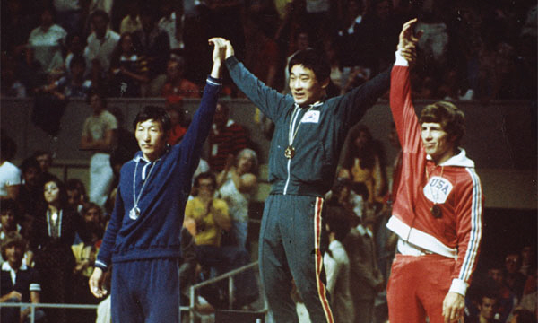 1976년 몬트리올 올림픽에서 건국 이후 첫 금메달을 딴 레슬링의 양정모(가운데)가 몽골의 오이도프(왼쪽·은메달), 미국의 진 데이비스(오른쪽·동메달)와 기념 촬영을 하고 있다.  대한체육회