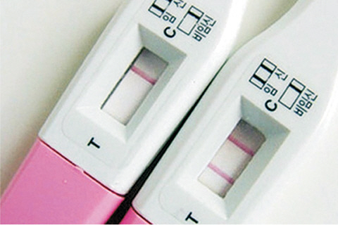 성관계 후 여성들이 임신 여부를 확인하는 임신진단키트. 문화일보 자료사진