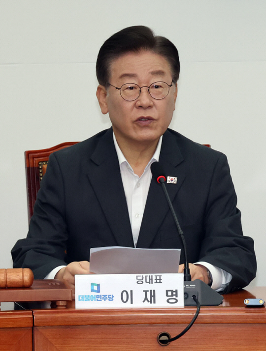 이재명 더불어민주당 대표가 31일 서울 여의도 국회 당 사무실에서 열린 최고위원 회의에서 발언하고 있다. 연합뉴스