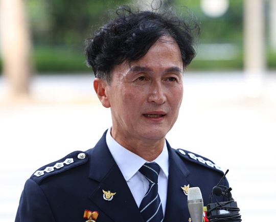지난해 행정안전부 경찰국 신설에 반대하며 전국 경찰서장(총경) 회의를 주도했다가 정직 징계를 받고 최근 경남경찰청 112치안종합상황실 상황팀장으로 발령이 난 류삼영 총경이, 31일 오전 서울 서대문구 미근동 경찰청 앞에서 사직 기자회견을 하고 있다. 연합뉴스