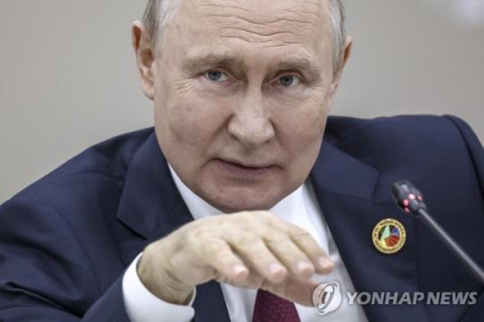 러시아 상트페테르부크에서 지난 27일(현지시간) 열린 러시아·아프리카 정상회의 조찬 회의에서 블라디미르 푸틴 대통령이 발언하는 모습. 타스 연합뉴스