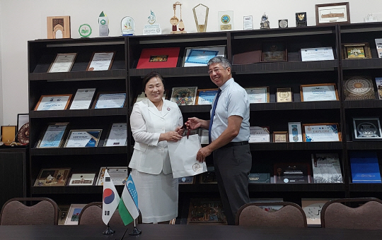 김건희 덕성여대 총장이 턱성타슈켄트센터에서 현지 관계자와 개소기념사진을 찍고 있다. 덕성여대 제공