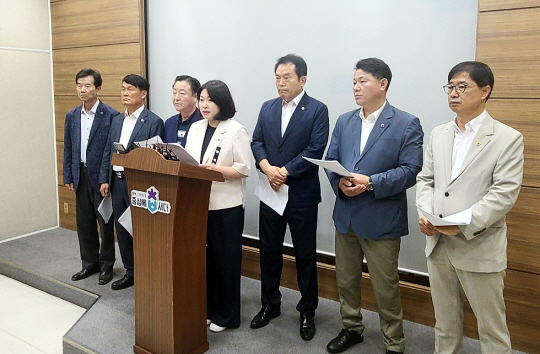 기자회견 하는 박진희 충북도의원과 더불어민주당 소속 동료 의원들. 연합뉴스