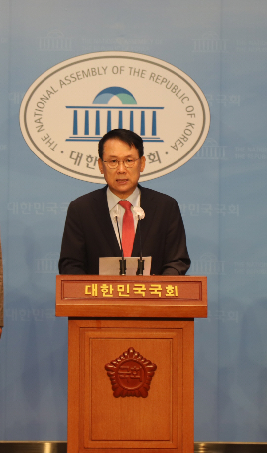 국민의힘 미디어정책조정특별위원회 위원장인 윤두현 의원이 31일 오전 국회 소통관에서 기자회견을 하고 있다. 윤 의원실.