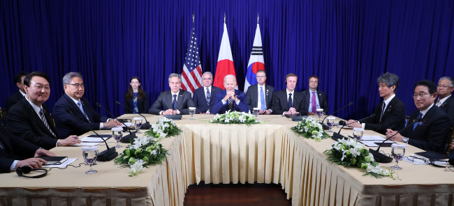 윤석열 대통령이 2022년 11월 캄보디아 프놈펜에서 아세안 정상회의를 계기로 조 바이든 미국 대통령, 기시다 후미오 일본 총리와 가진 한·미·일 정상회담 장면.  뉴시스