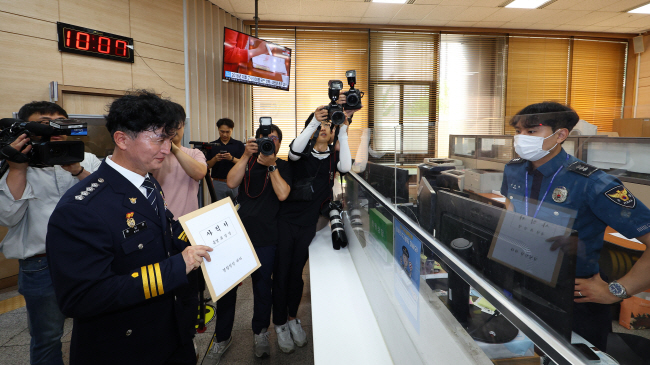 행정안전부 경찰국 신설에 반대하며 전국 경찰서장 회의를 주도했던 류삼영(왼쪽) 총경이 31일 오전 서울 서대문구 경찰청 민원실에서 사직서를 제출하고 있다. 류 총경은 지난해 공무원 품위 유지 위반을 이유로 정직 3개월의 징계를 받고, 지난 27일 경남경찰청 112 치안 종합상황실 상황팀장으로 발령 난 바 있다.  연합뉴스