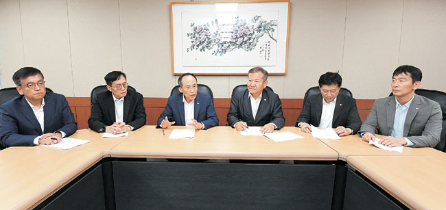 추경호(왼쪽 세 번째) 부총리 겸 기획재정부 장관이 지난 28일 서울 중구 은행연합회관에서 확대 거시경제·금융현안 간담회를 주재하고 있다. 왼쪽부터 최상목 대통령실 경제수석, 이창용 한국은행 총재, 추 부총리, 이상민 행정안전부 장관, 김주현 금융위원장, 이복현 금융감독원장.  연합뉴스
