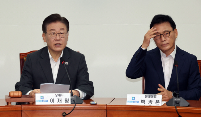 31일 오전 국회에서 열린 더불어민주당 최고위원회의에 이재명(왼쪽) 대표가 박광온 원내대표와 함께 참석해 모두발언을 하고 있다.  연합뉴스