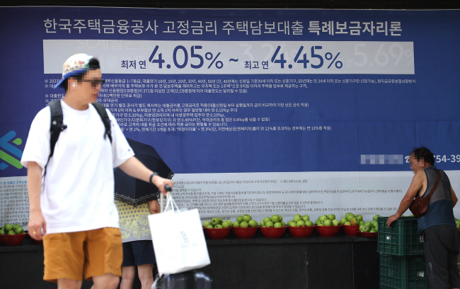 주택담보대출 금리가 상승하면서 지난 1월 출시된 주택금융공사의 특례보금자리론 금리도 반 년 만인 오는 8월 11일부터 0.25%포인트 인상된다. 사진은 30일 서울의 한 시중은행 지점 건물 벽에 붙어 있는 특례보금자리론 광고문. 연합뉴스