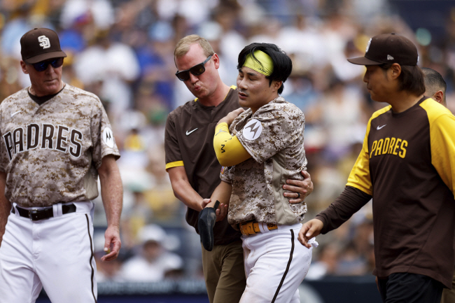샌디에이고 파드리스의 김하성이 31일 오전(한국시간) 미국 캘리포니아주 샌디에이고의 펫코파크에서 열린 텍사스 레인저스와의 홈경기 3회 말 선제 득점 과정에서 포수와 충돌한 뒤 오른쪽 어깨 통증을 호소하고 있다.  AP 연합뉴스