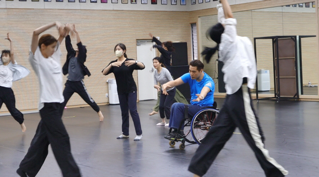 장애인 무용수 김정훈(오른쪽 두번째) 씨 등이 내달 16일 무용제를 앞두고 경기 수원시 경기도무용단 연습실에서 안무연습을 하고 있다.  경기아트센터 제공