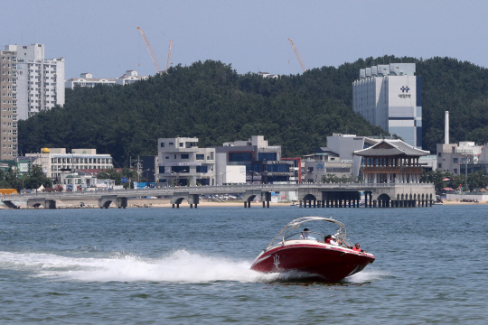 지난달 경북 포항시 북구 영일대해수욕장에서 관광객이 모터보트를 타고 있다. 사진과 기사는 관련 없음. 연합뉴스