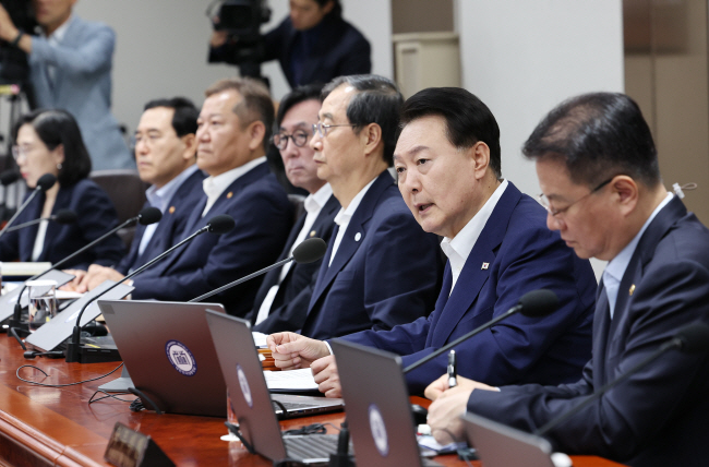 윤석열 대통령이 1일 오전 서울 용산 대통령실에서 열린 국무회의를 주재하면서 한국토지주택공사(LH) 발주 아파트 단지의 부실시공에 대해서 “건설산업의 잘못된 관행을 바로잡을 수 있는 방안을 마련하라”고 지시하고 있다.  연합뉴스