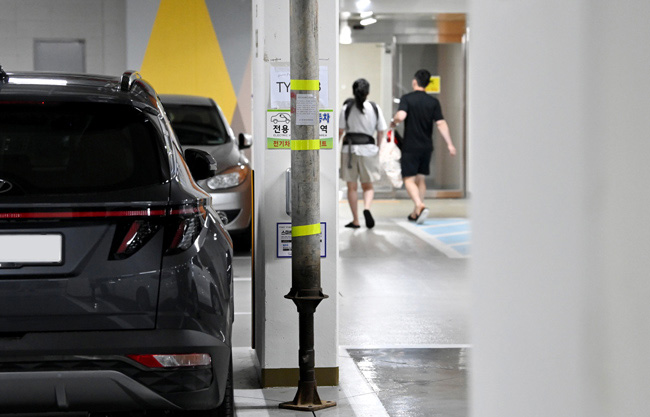 한국토지주택공사(LH) 아파트 지하주차장의 철근 누락으로 부실 공사 논란이 커지는 가운데 1일 오전 경기 남양주 별내신도시의 한 신혼희망타운 아파트 지하주차장에 천장이 붕괴하지 않도록 하는 철골조 잭서포트가 설치돼 있다.   문호남 기자