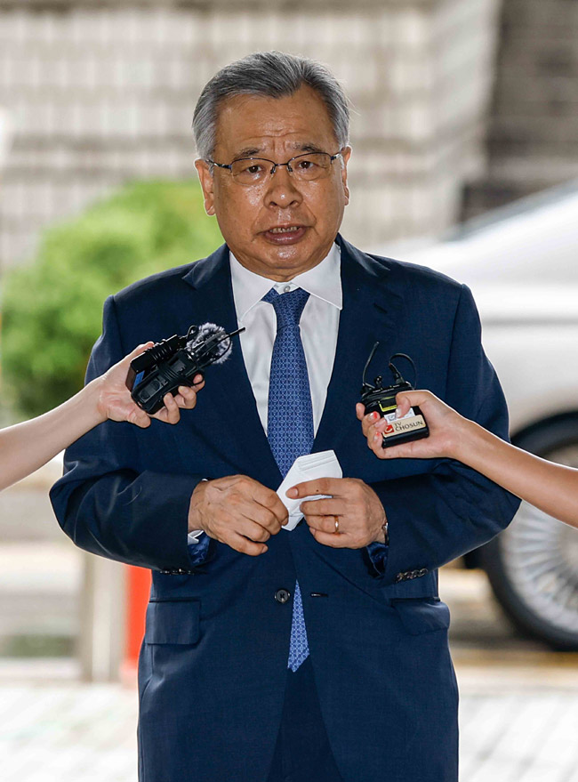 박영수 전 특별검사가 지난달 11일 오전 서울 서초동 서울중앙지법에서 열린 ‘가짜 수산업자 금품수수’ 사건 공판기일에 피고인 신분으로 출석하고 있다. 연합뉴스