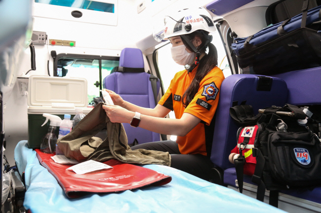 대구소방본부 소속 구급대원이 구급차에 비치된 ‘119 폭염 구급대’ 운영물품을 점검하고 있다. 대구소방본부 제공