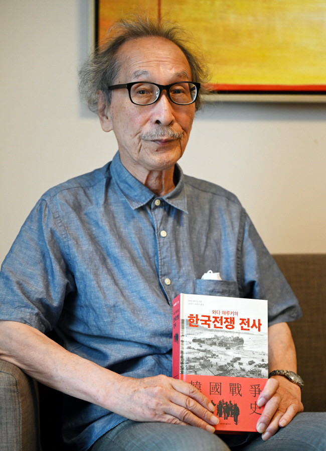 ‘한국전쟁 전사’ 한국어판 출간 기념으로 방한한 와다 하루키 도쿄대 명예교수가 지난 7월 31일 서울 중구 한 호텔에서 가진 문화일보와의 인터뷰를 통해 “한국이라는 국가는 전쟁과 정전 논란 속에서 이승만이라는 사람이 만들어낸 성과”라고 말하고 있다. 박윤슬 기자