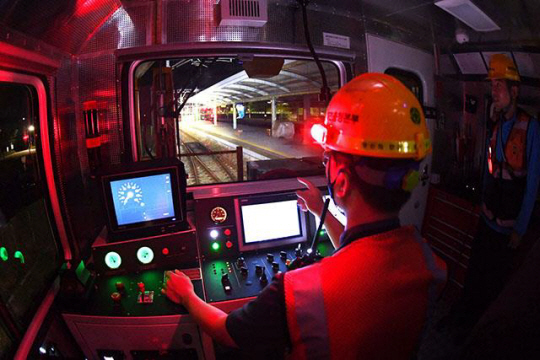 코레일 직원이 시설유지보수 장비를 조작하기에 앞서 선로 신호와 진행 조건을 확인하고 있다. 장비를 이용한 선로보수 작업은 통상 열차 운행이 끊기는 야간에 다른 열차의 선로 진입을 차단하고 진행한다. 코레일 제공