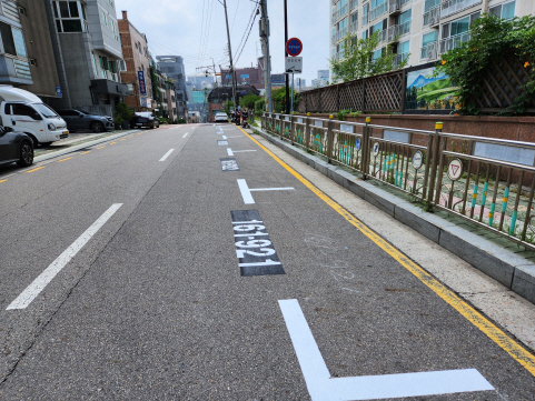 강남구도시관리공단이 1일부터 삼성2동 언주중학교 인근 이면도로에 운영을 시작한 거주자우선주차장. 공단 제공