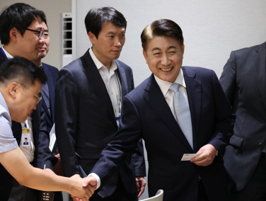 이동관 방송통신위원장 후보자가 지난달 28일 서울 용산 대통령실 청사 브리핑룸에서 인사말을 마친 뒤 밝은 표정으로 기자들과 인사하고 있다. 연합뉴스