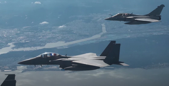 지난달 25~26일 한국 공군과의 첫 연합공중훈련에서 상공을 비행하는 프랑스 전투기 ‘라팔’. 공군 유튜브 캡처