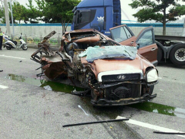 2016년 부산 싼타페 사고 당시 현장 사진. 부산소방안전본부.