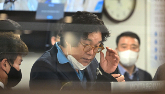 김성태 전 쌍방울그룹 회장이 지난 1월 17일 인천국제공항을 통해 압송되고 있다. 김동훈 기자