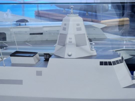 한화오션이 선보인 한국형 차기 구축함(KDDX) 모형. 한화오션 제공