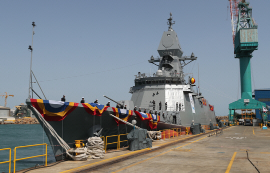 지난 4월 10일 울산 HD현대중공업에서 울산급 배치-Ⅲ 선도함인 ‘충남함’ 진수식이 열리고 있다. HD현대중공업은 저가경쟁입찰에 이은 과도한 ‘보안사고 감점’ 적용으로 연구개발 및 선도함을 건조하고도 이후 5척의 후속 함정을 건조하지 못하는 유일한 사례를 기록하게 됐다. 연합뉴스