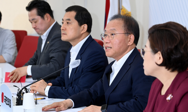 2일 오전 국회에서 윤재옥(오른쪽 두 번째) 국민의힘 원내대표가 ‘무량판 공법 부실시공’ 관련 긴급 기자간담회를 열고 “우선 진상규명 태스크포스(TF)를 발족하고 국정조사도 필요하다면 추진을 검토하겠다”고 밝히고 있다.   곽성호 기자