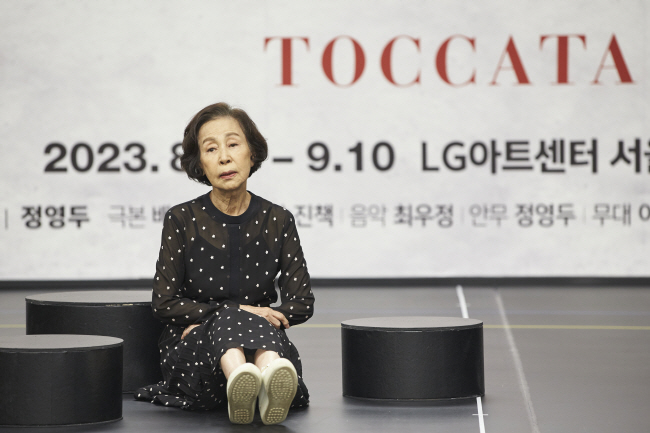 배우 손숙이 지난 1일 서울 서초구 양재동에서 열린 연극 ‘토카타’ 기자간담회에서 일부 장면을 시연하고 있다.  신시컴퍼니 제공