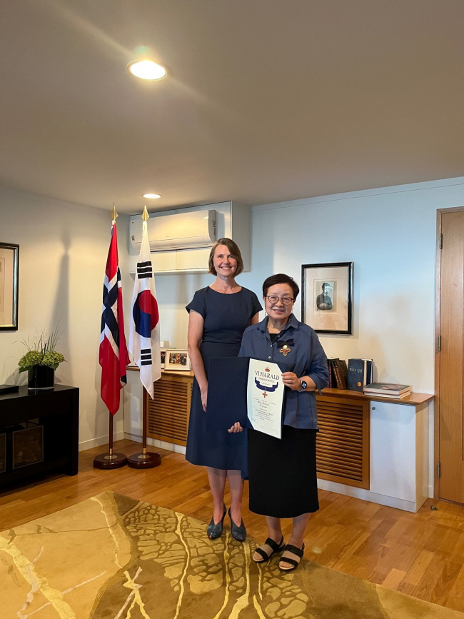 오빈 노르웨이 대사와 김미혜 교수.  노르웨이대사관 제공