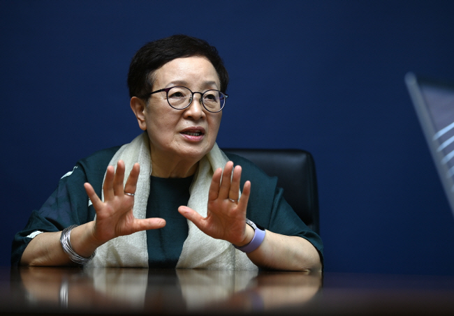 김미혜 한양대 명예교수는 1일 문화일보에서 진행된 인터뷰에서 가장 감명 깊게 읽은 헨리크 입센 희곡은 ‘브란’, 국내 연극 무대에 초연되길 바라는 작품은 ‘사랑의 희극’과 ‘바다에서 온 여인’을 꼽았다.  윤성호 기자