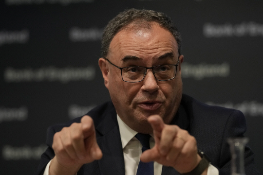 앤드루 베일리 잉글랜드은행 총재가 3일 기준금리 인상 배경 등에 대해 설명하고 있다. AP 연합뉴스