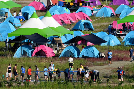 잼버리 참가자들이 수돗가에서 더위를 식히고 있다. 문호남 기자