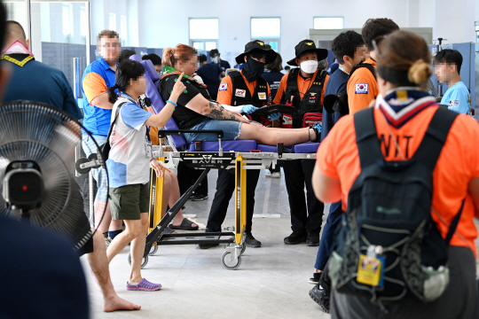 폭염이 이어진 4일 오전 전북 부안군 새만금 제25회 세계스카우트 잼버리 야영지 내 병원을 찾은 외국인 참가자들이 치료를 받고 있다. 문호남 기자