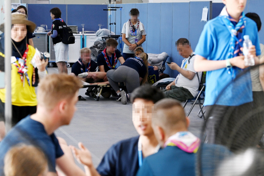 야영지 내 병원이 환자로 붐비고 있다. 문호남 기자