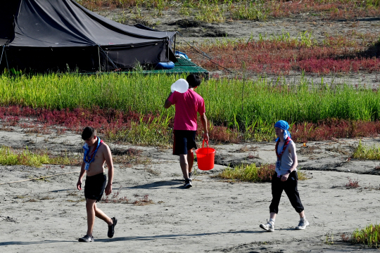물을 어깨에 짊어진 참가자, 웃통을 벗은 참가자가 눈길을 끈다. 문호남 기자