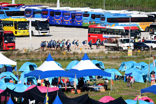 잼버리 참가자들이 야외 체험을 가기 위해 버스 주차장에서 대기하고 있다. 문호남 기자