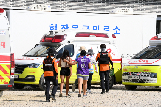 잼버리 야영지 내 병원 앞에서 소방 관계자들이 외국인 참가자를 급히 이송하고 있다. 문호남 기자