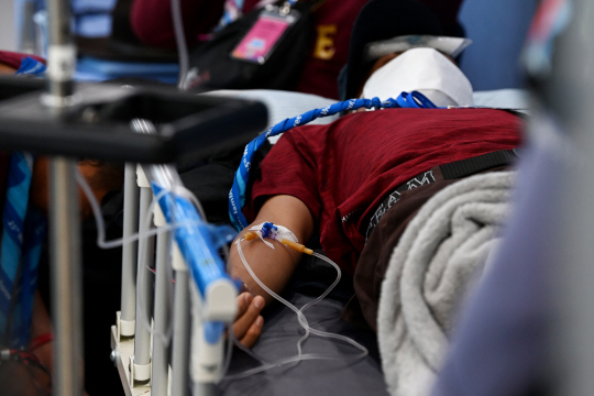 온열질환으로 탈진한 참가자가 팔에 링거를 맞고 있다. 문호남 기자