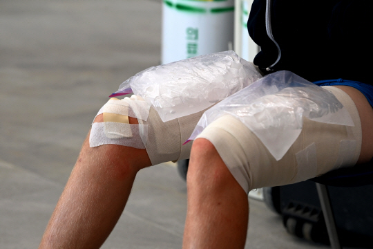 병원을 찾은 참가자의 허벅지에 얼음 봉지가 올려져 있다. 문호남 기자