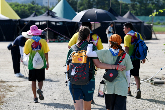 잼버리 참가자들이 어깨동무를 한 채 걷고 있다. 문호남 기자