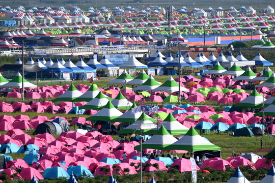 텐트가 밀집돼 있다. 그늘 한 점 없는 야외다. 문호남 기자
