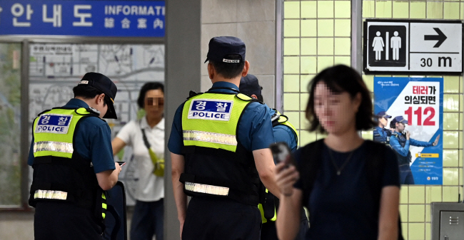3일 경기 성남시 분당 서현역 ‘묻지마 흉기 테러’와 각종 살인 협박 글로 시민들의 불안이 가중되고 있는 가운데 경찰이 오리역에서의 살인 예고 글에 대응해 4일 오전 역에서 경계를 강화하고 있다.  박윤슬 기자