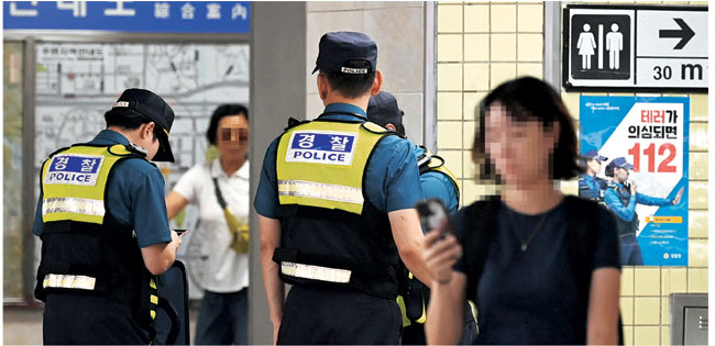 3일 경기 성남시 분당 서현역 ‘묻지마 흉기 테러’와 각종 살인 협박 글로 시민들의 불안이 가중되고 있는 가운데 경찰이 오리역에서의 살인 예고 글에 대응해 4일 오전 역에서 경계를 강화하고 있다.  박윤슬 기자
